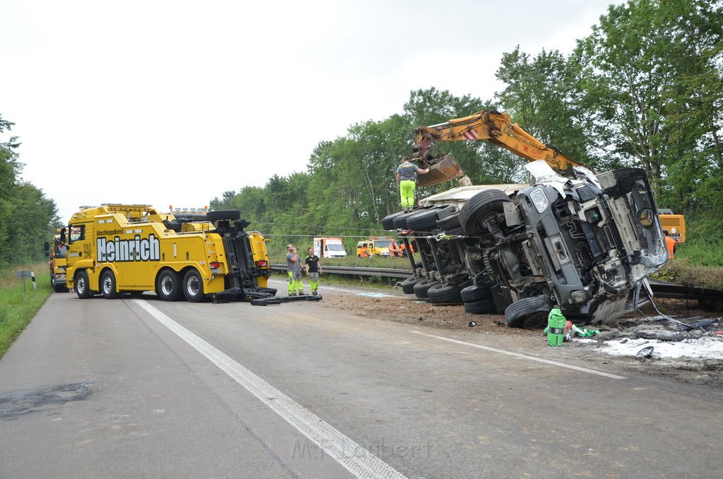 LKW umgestuerzt A 1 Rich Saarbruecken P200.JPG